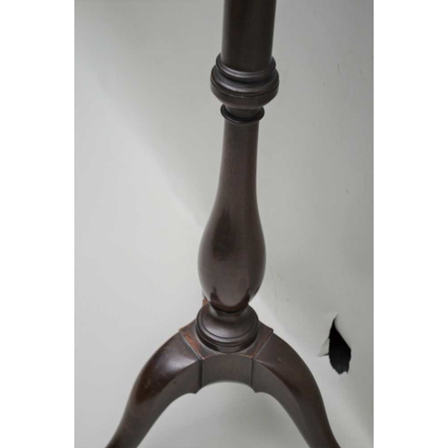 313 - A FIRST QUARTER 20TH CENTURY MAHOGANY JARDINIERE STAND, having saucer top, on turned baluster column... 