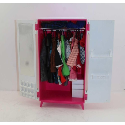 Sindy store doll wardrobe