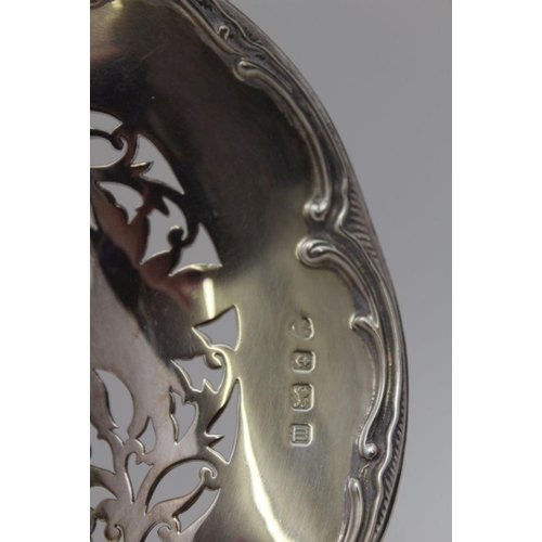 10 - An early 20th century silver bread basket, shaped rim, pierced decoration, of oval form, raised on f... 