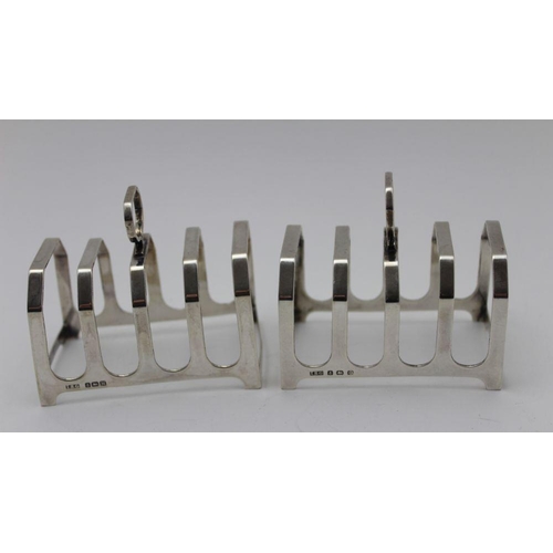 31 - Israel Sigmund Greenburg, a pair of Art Deco design silver toast racks, Birmingham 1936/38, 7.5cm x ... 