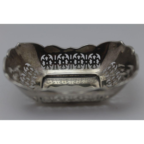 40 - Barnett Henry Abrahams, a pair of silver napkin rings, Birmingham 1898, with fluted rims, together w... 