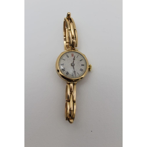 62 - An 18ct gold cased ladies wristwatch, together with a 9ct gold cased ladies wristwatch, and a 1914-1... 