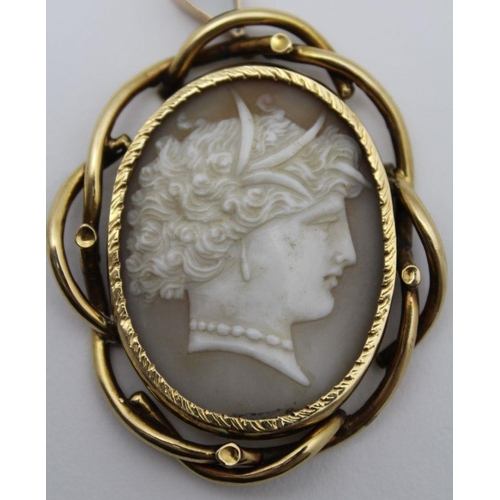 87 - A Victorian cameo pendant depicting a classical woman's head in profile, in a yellow metal frame mou... 