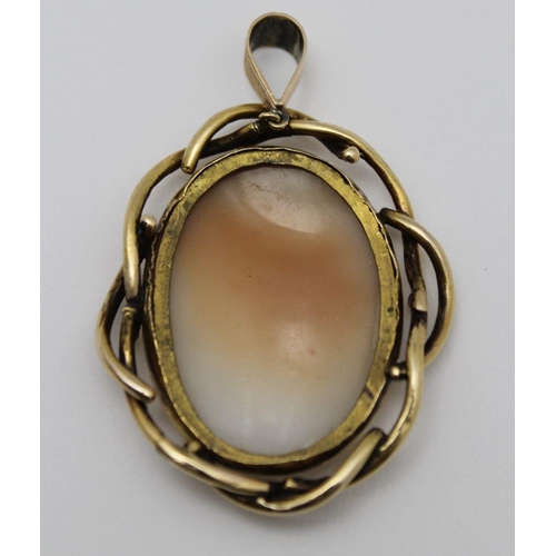 87 - A Victorian cameo pendant depicting a classical woman's head in profile, in a yellow metal frame mou... 