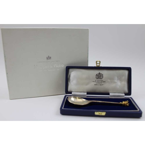 16 - A Mappin & Webb, Queen's Silver Jubilee 1977 commemorative spoon, with silver gilt crown tip cast wi... 