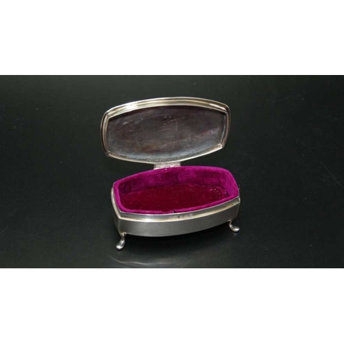 113 - Joseph Gloster Ltd. An early 20th century silver jewellery casket, with hinged decorative lid, openi... 