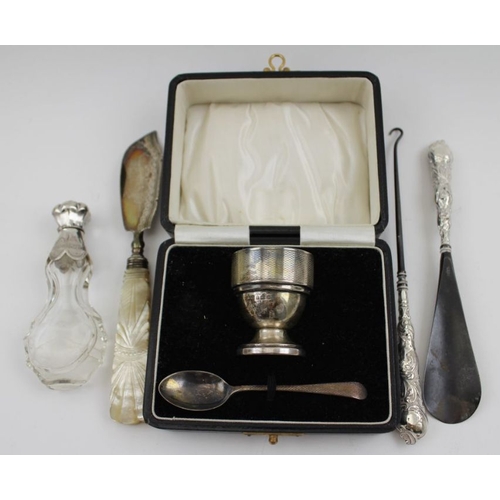 142 - Sanders & Mackenzie, an Art Deco silver egg cup & spoon set, engine turned decoration, in original b... 