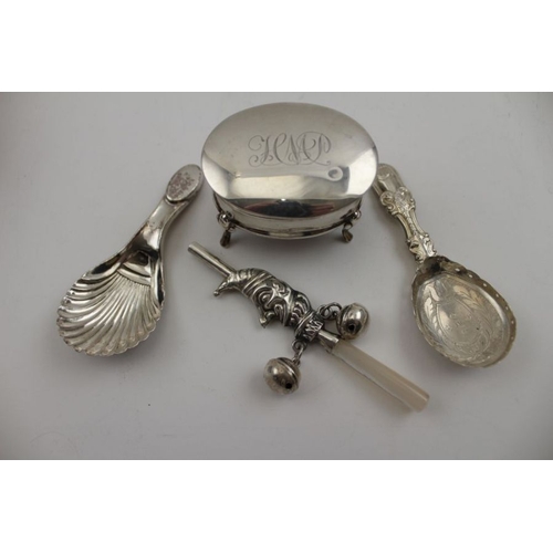 142 - Sanders & Mackenzie, an Art Deco silver egg cup & spoon set, engine turned decoration, in original b... 