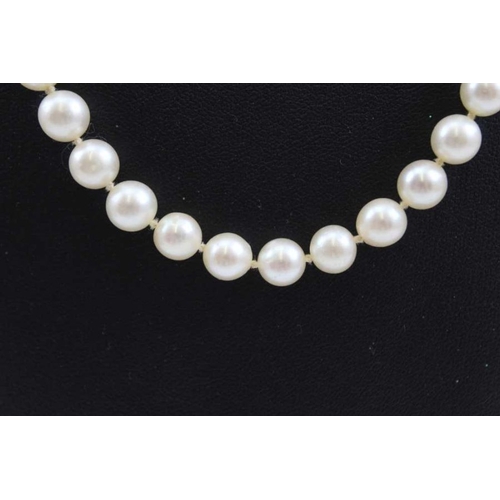 162 - A single strand of uniform pearls, 8mm in diameter, set with a diamond clasp, 60cm (excluding clasp)