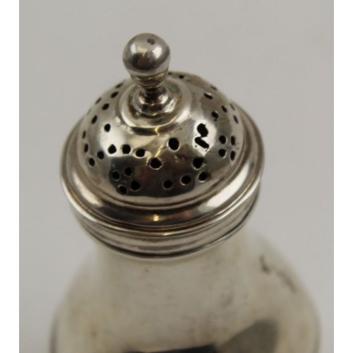 35 - A George III silver pepper, London 1772, 67g