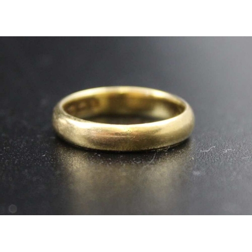 105 - An 18ct gold plain wedding band, weight: 5g