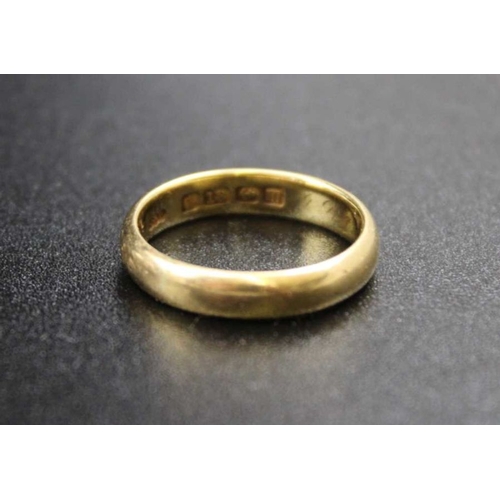 105 - An 18ct gold plain wedding band, weight: 5g