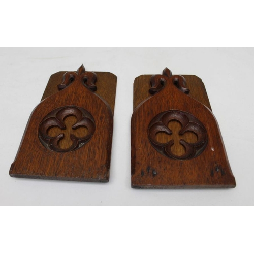 146 - A pair of carved oak Gothic design folding bookends, 19cm high