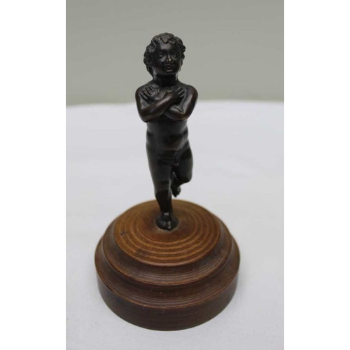 153 - A 19th century cast bronze cherub, 9.5cm high, mounted on a turned wood base