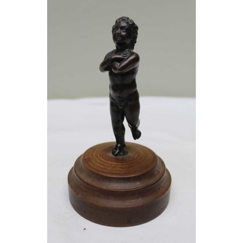 153 - A 19th century cast bronze cherub, 9.5cm high, mounted on a turned wood base