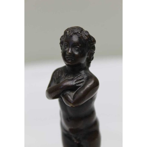 153 - A 19th century cast bronze cherub, 9.5cm high, mounted on a turned wood base