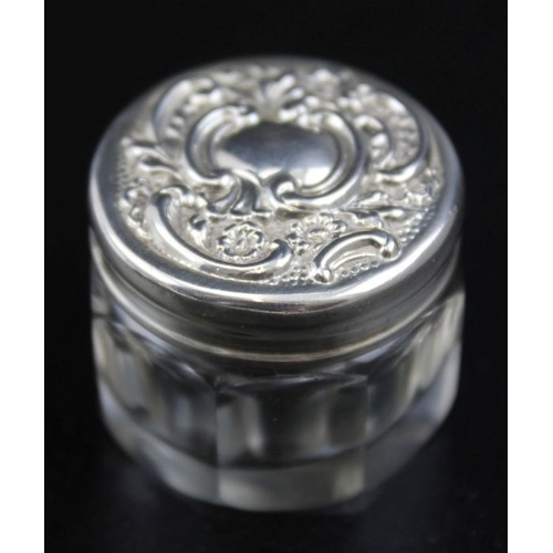 44 - A pair of small silver pill boxes with embossed lids and gilt interiors 3cm diameter, Birmingham 190... 