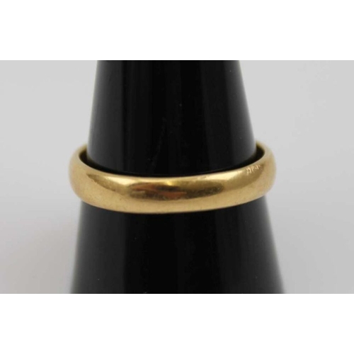 82 - A 22ct gold plain wedding band, weight: 5.5g, ring size: T