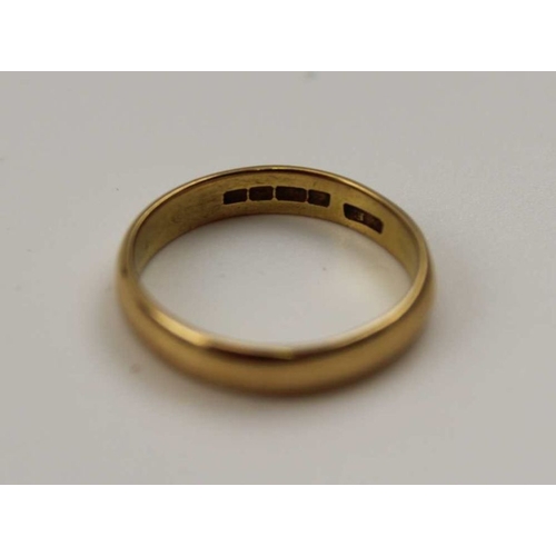 82 - A 22ct gold plain wedding band, weight: 5.5g, ring size: T