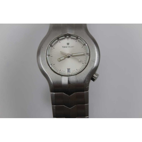 89 - A TAGHeuer stainless steel ladies wristwatch, with date aperture, numbered to the reverse WP13311, U... 