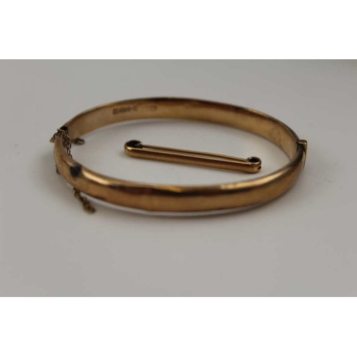 95 - A quantity of 9ct gold and yellow metal bangles, rings, chains, etc. gross weight: 30g