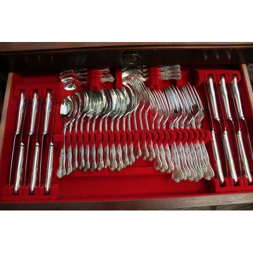 132 - A three drawer canteen table containing a large selection of Kings pattern silver plated cutlery