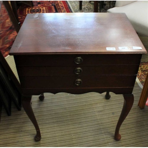 132 - A three drawer canteen table containing a large selection of Kings pattern silver plated cutlery