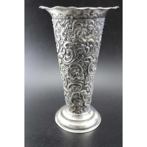 14 - A filigree silver vase, various scent bottles, mouse on cheese napkin rings, etc. / Weighable silver... 