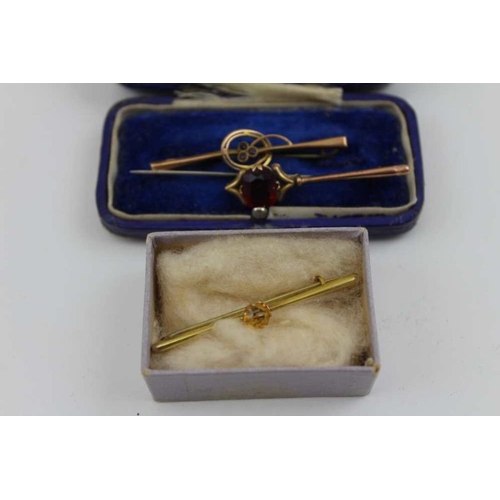 28 - An 18ct gold diamond set ring, three 9ct gold bar brooches, a cross pendant on chain, and a boxed pa... 