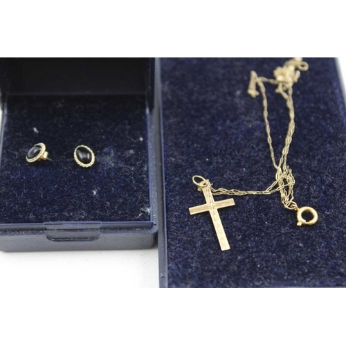 28 - An 18ct gold diamond set ring, three 9ct gold bar brooches, a cross pendant on chain, and a boxed pa... 