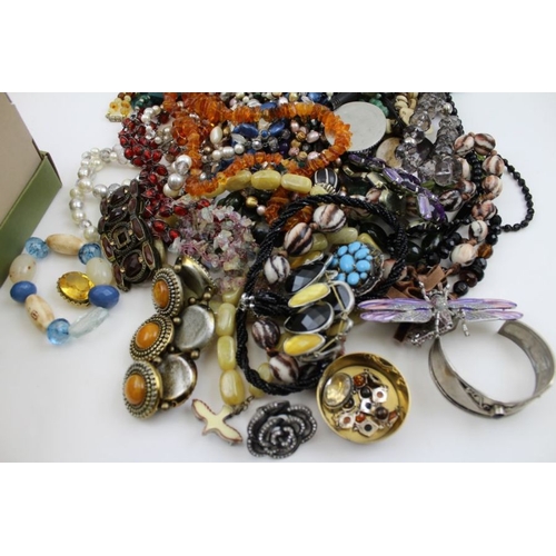 31 - A quantity of costume jewellery