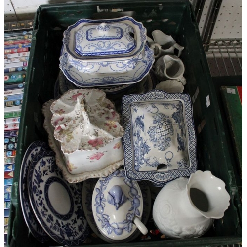 15 - A Bigwood crate containing a selection chinaware, to include blue & white examples