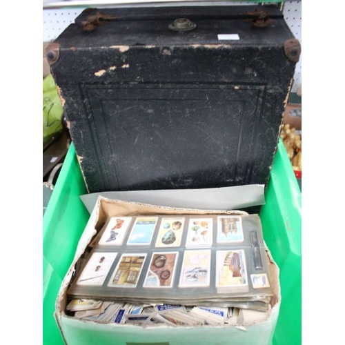 31 - A box with a high number of loose cigarette cards and a vintage gramophone.