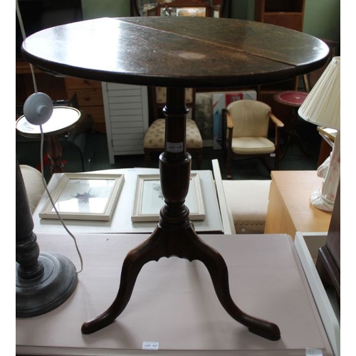 139 - A 19th century oak circular topped tripod table.