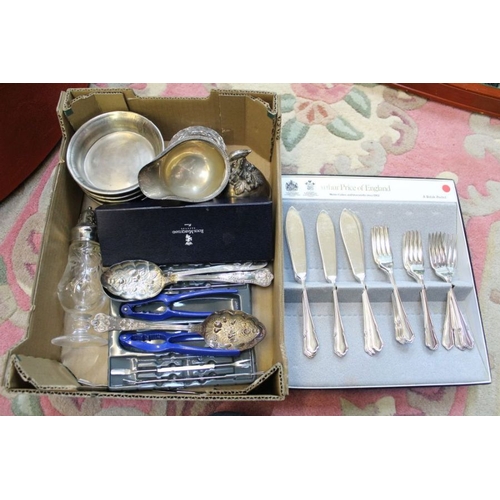 208 - A selection of cutlery & associated items, various