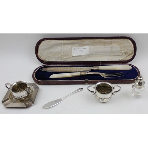 25 - A cased set of silver servers, with mother of pearl handles, Birmingham 1934, together with a pair o... 