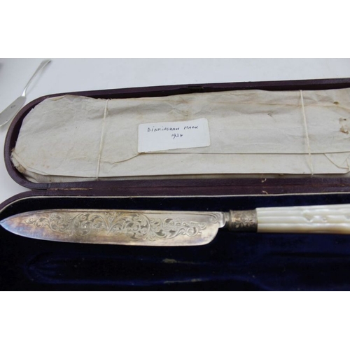 25 - A cased set of silver servers, with mother of pearl handles, Birmingham 1934, together with a pair o... 