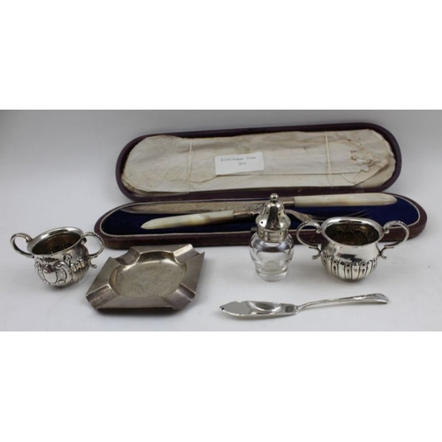 25 - A cased set of silver servers, with mother of pearl handles, Birmingham 1934, together with a pair o... 