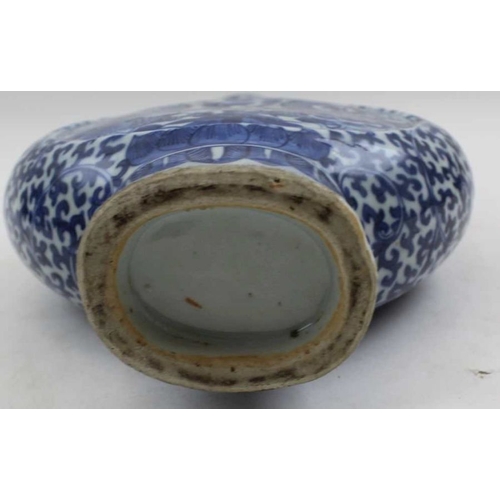 36 - A Chinese blue & white porcelain moon flask, having salamanders modelled to the shoulders, 25.5cm hi... 