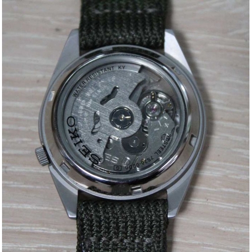 257 - A modern Seiko kinetic wristwatch.