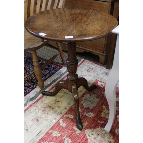 118 - A George III oak snap top table on triform base, 56cm in diameter