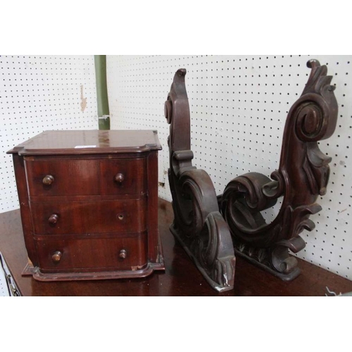 128 - A pair of carved mahogany shelf brackets with a tabletop three drawer chest