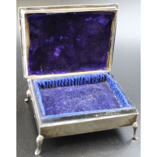 13 - An early 20th century rectangular silver jewellery box, the hinged cover engraved with floral swags,... 