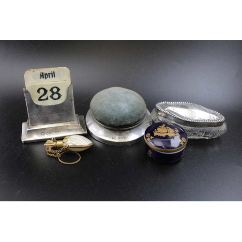 28 - A collection of various decorative wares, includes; a silver mounted desk calendar, a silver based p... 