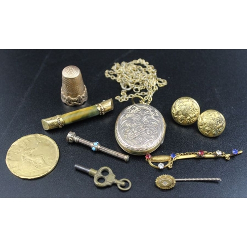 41 - A quantity of yellow metal and plated wares, includes a thimble, coin, brooches, pendant, etc.