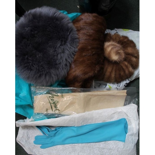 190 - Quality Mink muff with purse and other furs and gloves