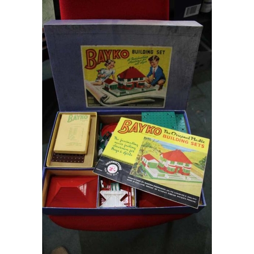 252 - An original boxed 'Bayko' model building set