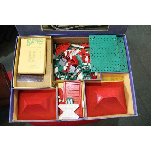 252 - An original boxed 'Bayko' model building set