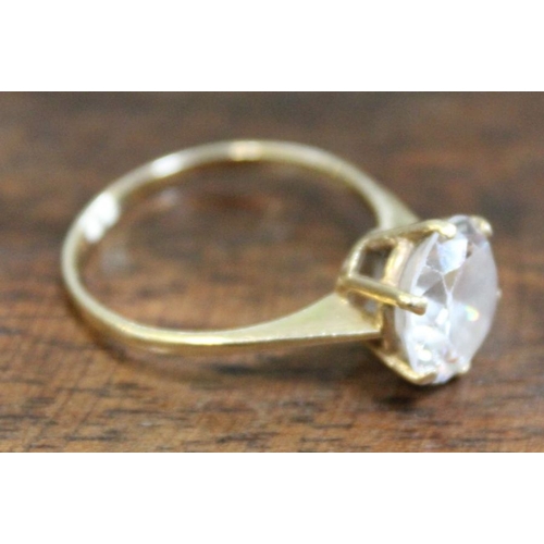 111 - A 9ct gold dress ring, set large faceted clear glass stone, ring size: R