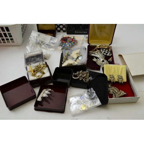 123 - A large quantity of assorted costume jewellery